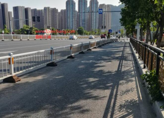 福建交通护栏在宽阔的道路安装示例